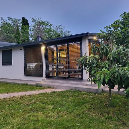 Guest House Tika Medulin Ngoại thất bức ảnh