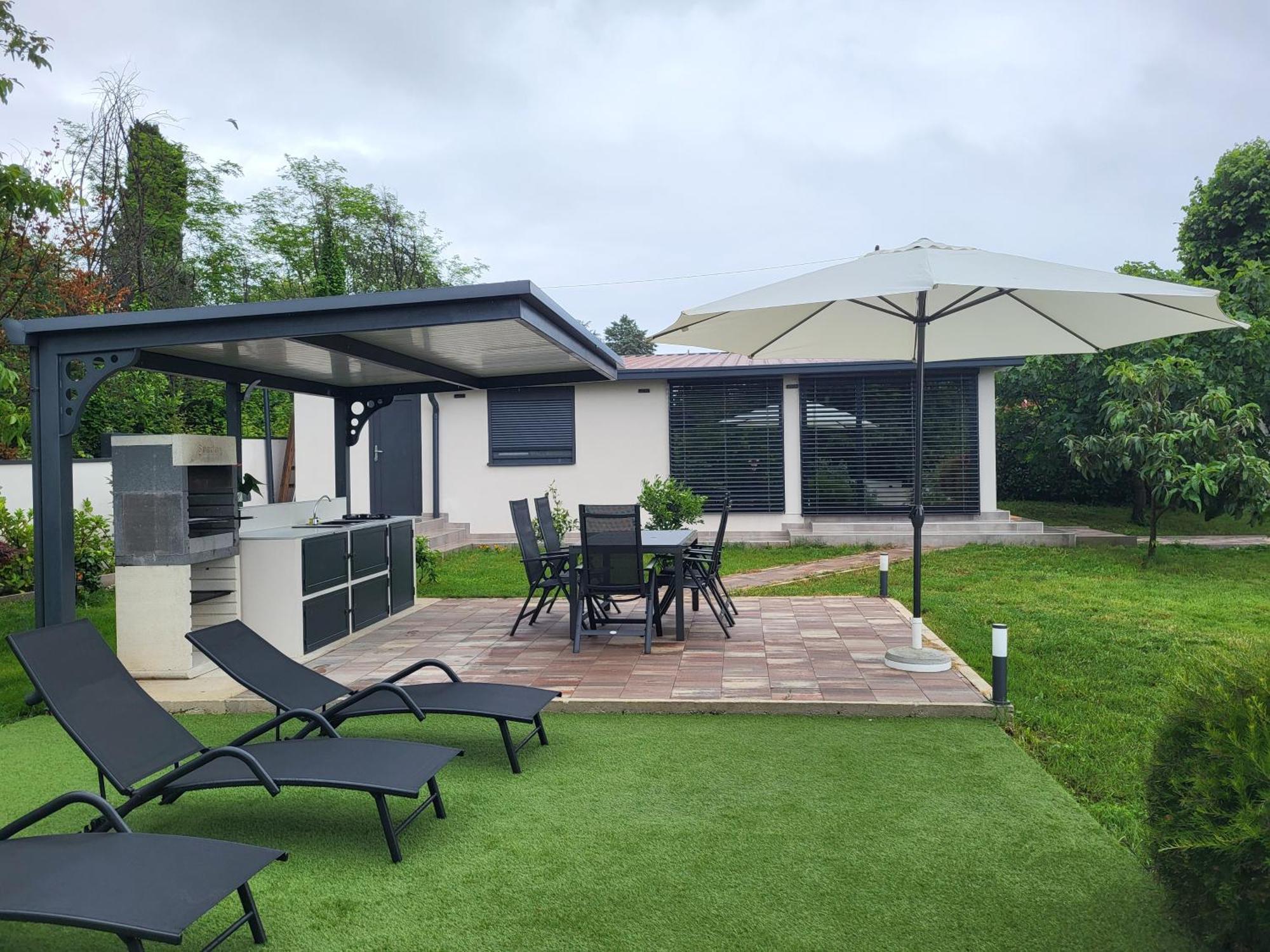 Guest House Tika Medulin Ngoại thất bức ảnh